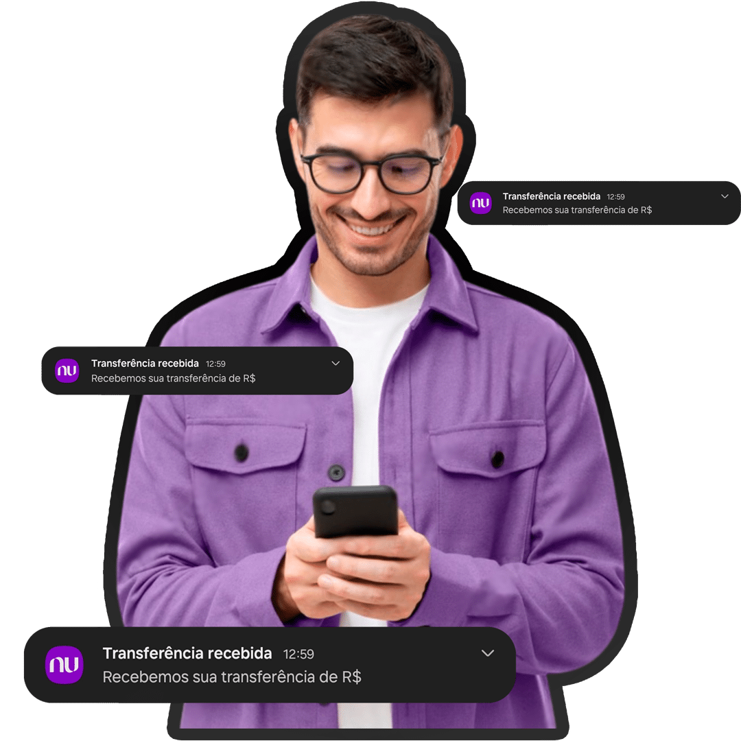 Homem recebendo notificação do celular